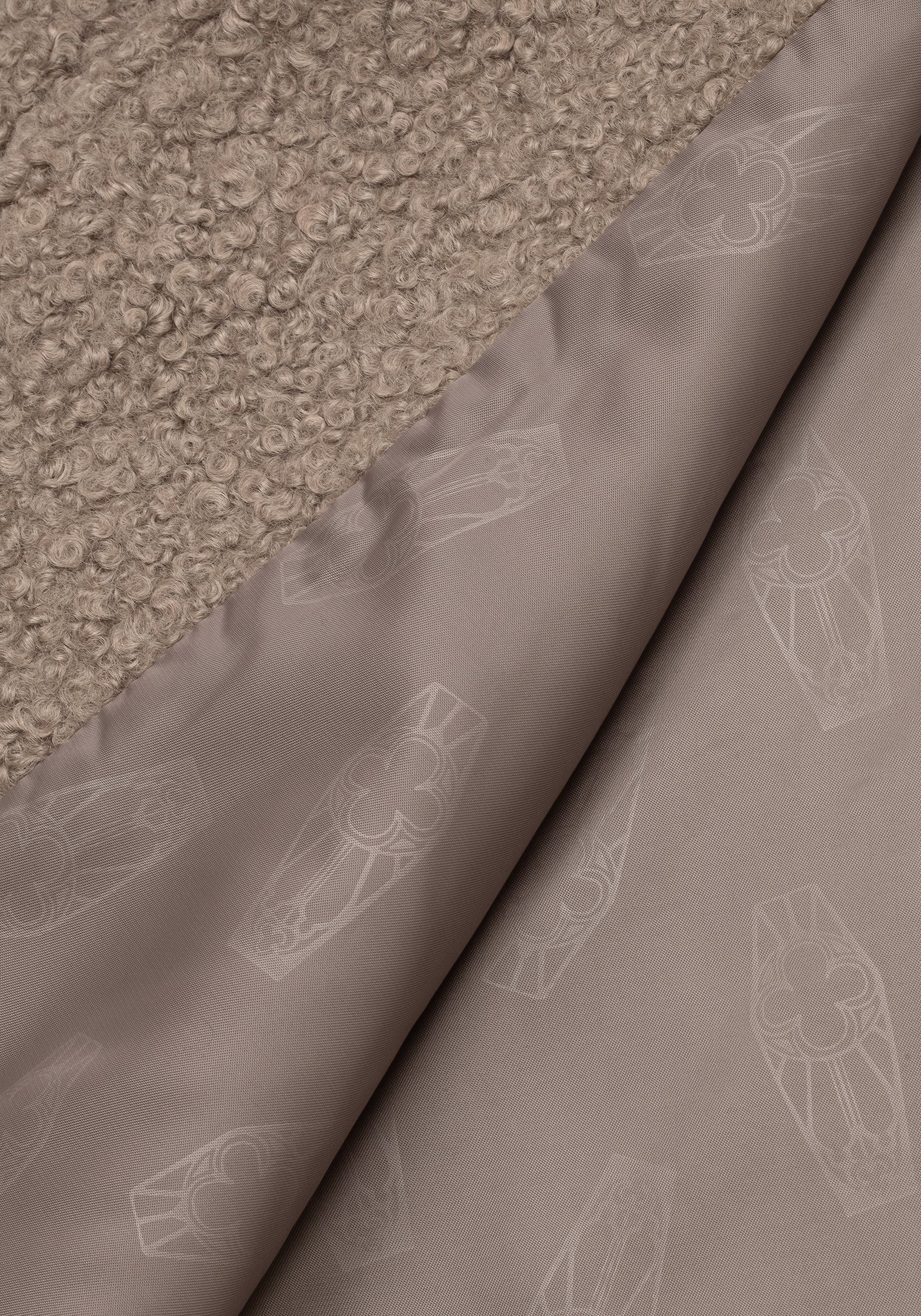 Gorgon Bouclé Langschnitt Oversize Mantel Mit Biene Brosche Taupe - Image 10