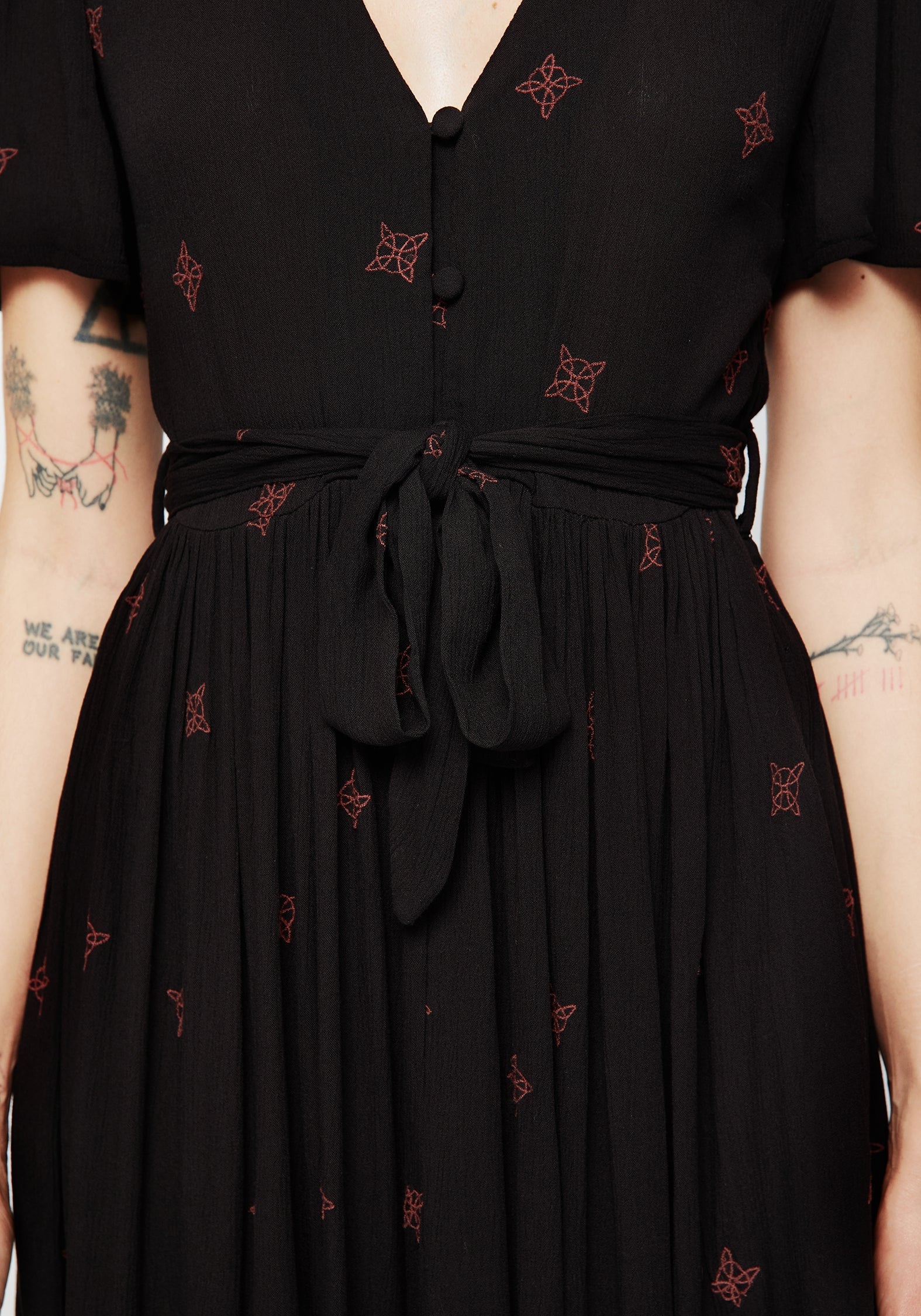 Sublime Witches Knot Bestickt Knopf Hoch Midi Kleid - Image 2